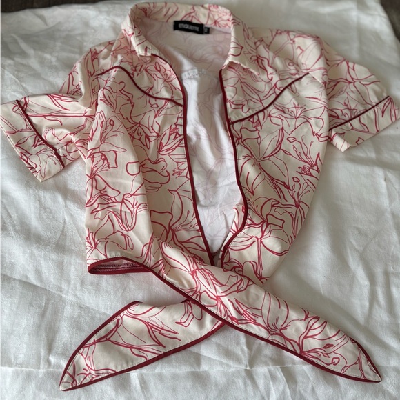Etiquette Clothiers Red and Cream Floral Top - Picture 3 of 10